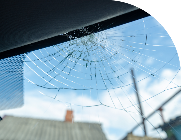Autoscheibe mit Steinschlag beschädigt, kleine Risse und Absplitterungen im Glas, professionelle Reparatur oder Austausch durch Autoglas-Service