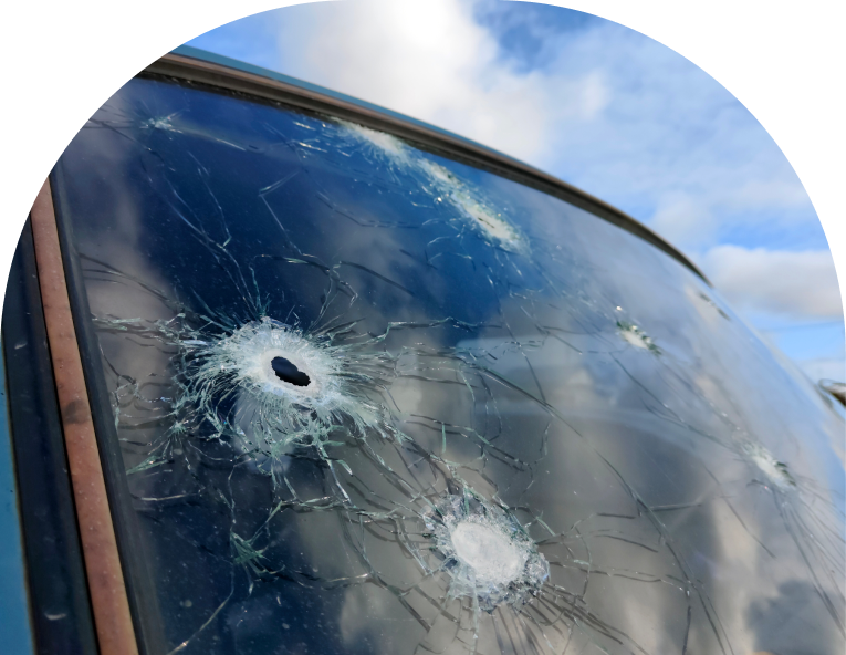 Autoscheibe weist mehrere Einschusslöcher auf, zeigt gezielten Glasbruch, professionelle Begutachtung und Schadensdokumentation durch Experten