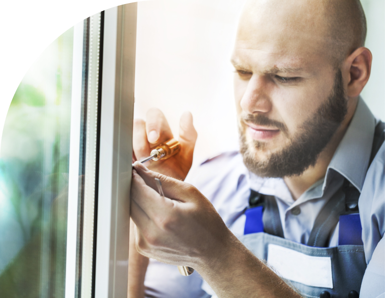 Mehrere neue Fenster werden für die Montage vorbereitet, sortiert im Lager oder Arbeitsbereich, bereit für Einbau und Justierung