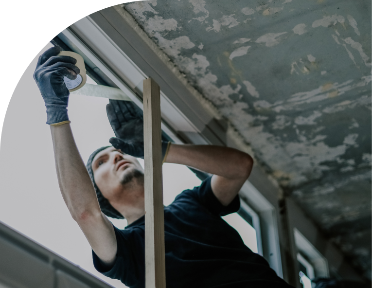 Handwerker installiert ein neues Fenster, richtet Rahmen und Glasscheibe präzise aus, fachgerechte Fenstermontage für Sicherheit und Energieeffizienz